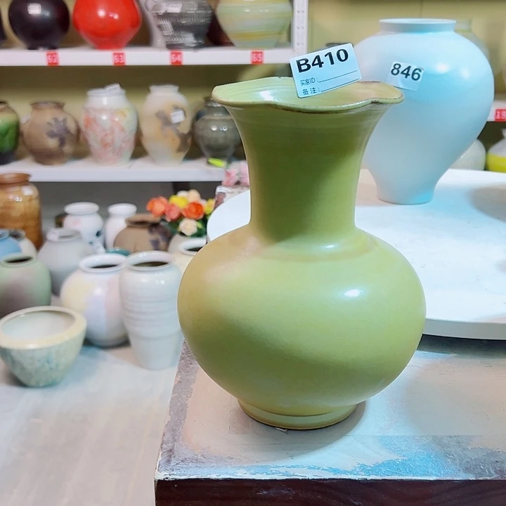 白泥花瓶高27口8。410。微瑕