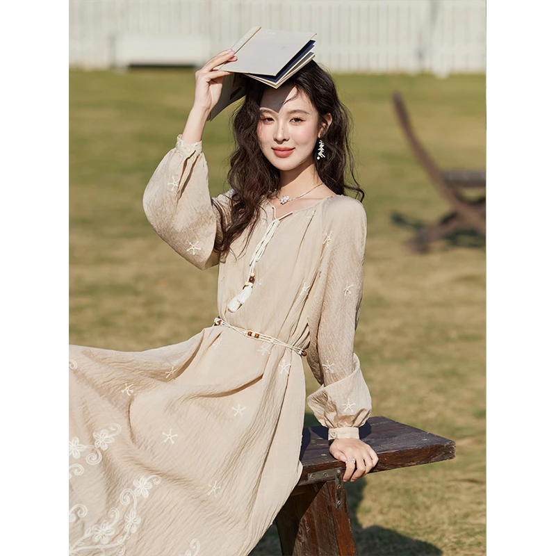 谜秀刺绣连衣裙女2025春圆领流苏系绳宽松通勤文艺风长裙