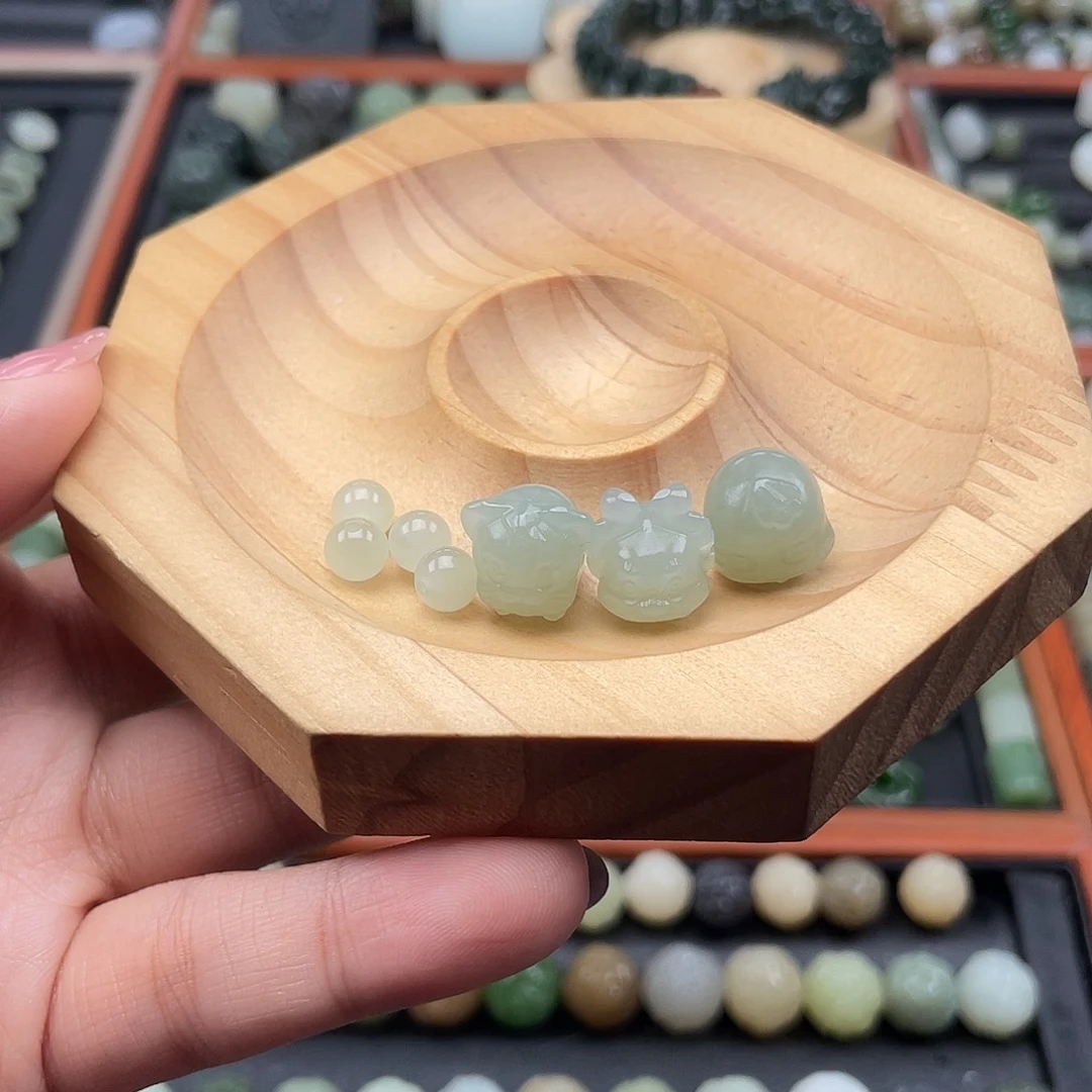 巳***月和田玉（糖玉）未镶嵌珠宝半成品