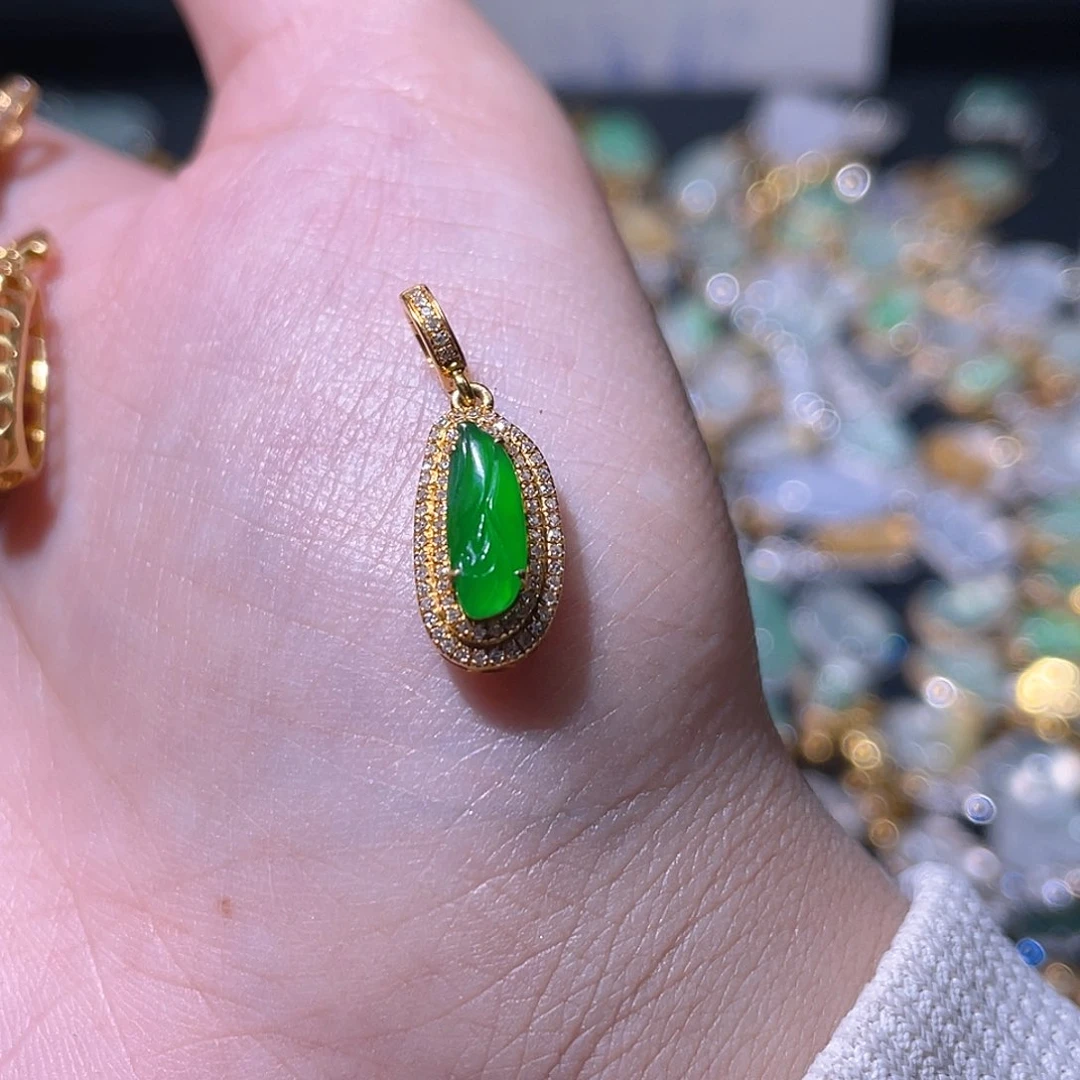 翡翠颈饰18K金镶嵌貌**气吊坠