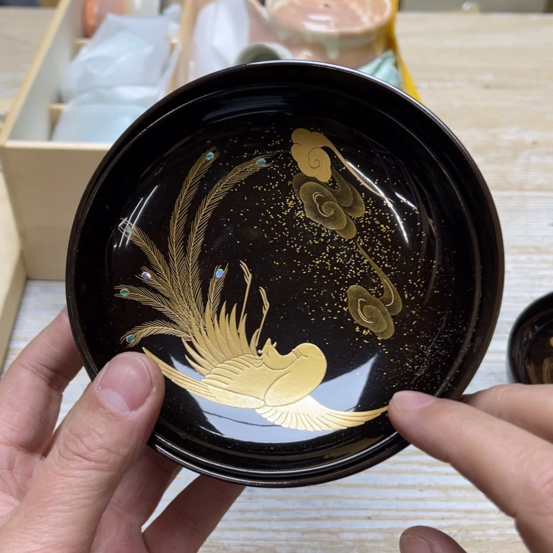 瓷片j****e密密麻麻地排列着