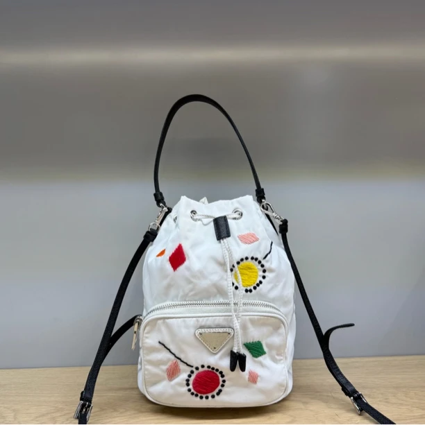 95新 Prada/普拉达 白色尼龙水桶手提斜挎包