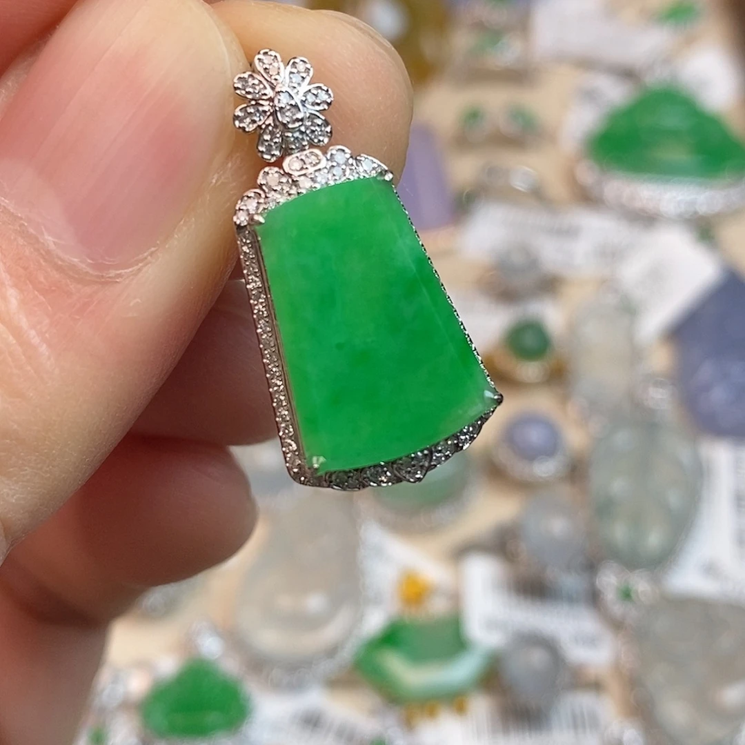 翡翠18K金镶嵌颈饰平安