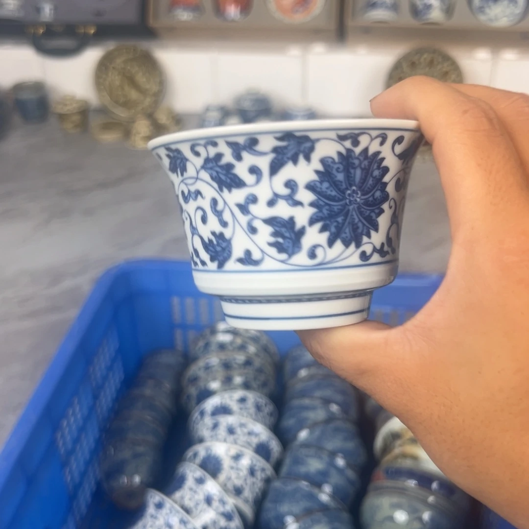 白青花缠枝莲马蹄杯微瑕