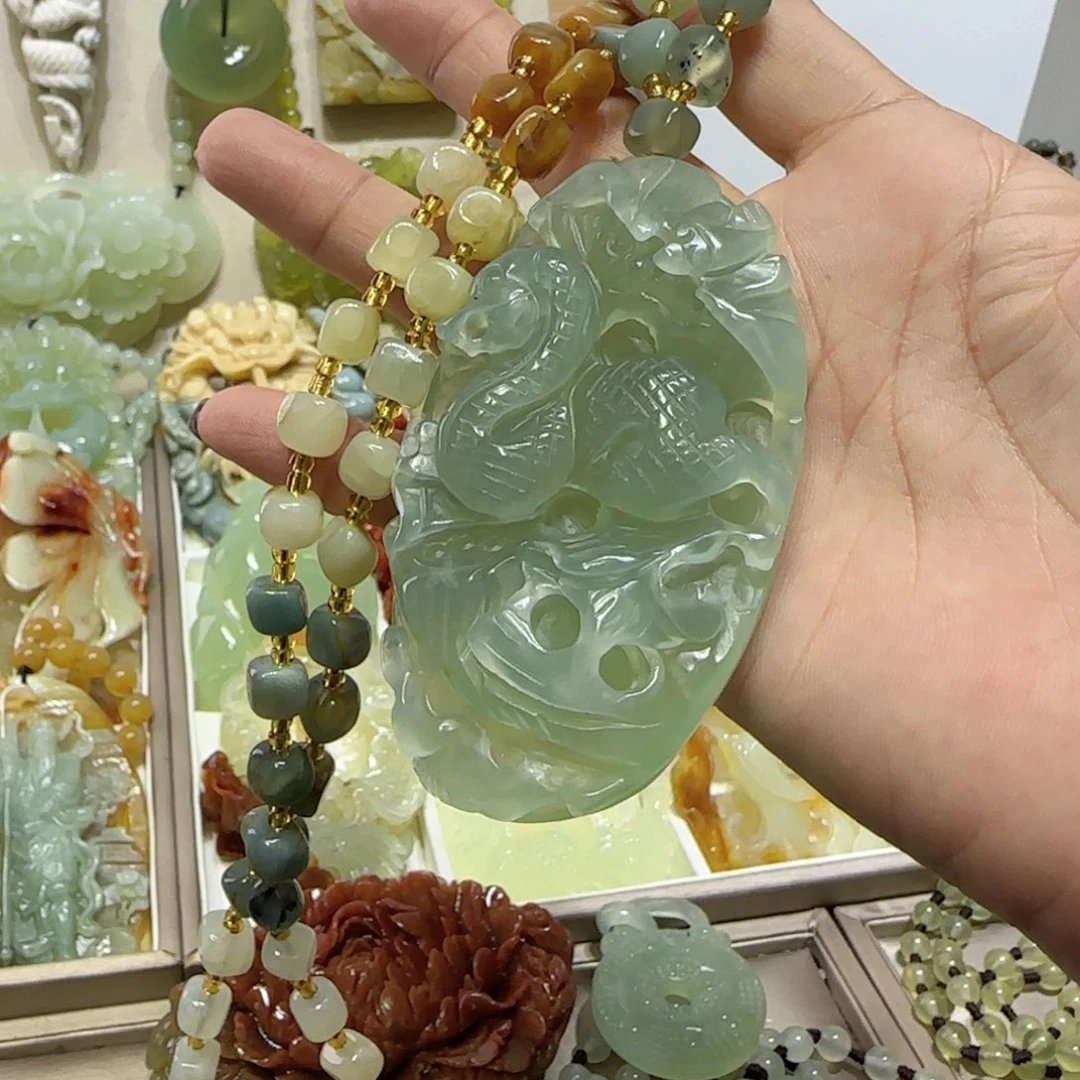 未镶嵌蛇纹石玉吊坠