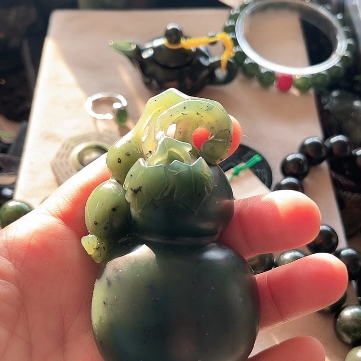 蛇纹石玉未镶嵌颈饰