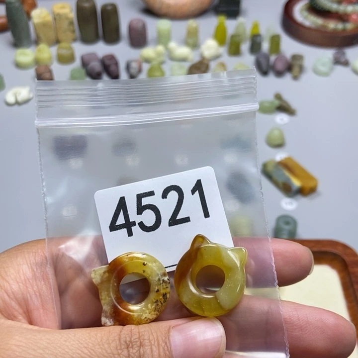 ****歌未镶嵌蛇纹石玉颈饰