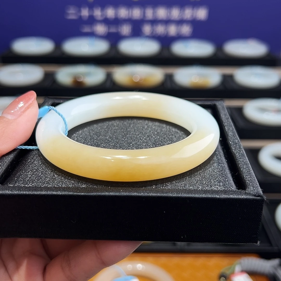 和田玉未镶嵌手镯