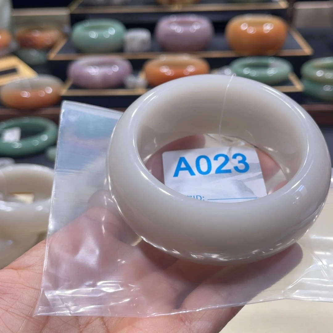 未镶嵌手镯石英岩玉