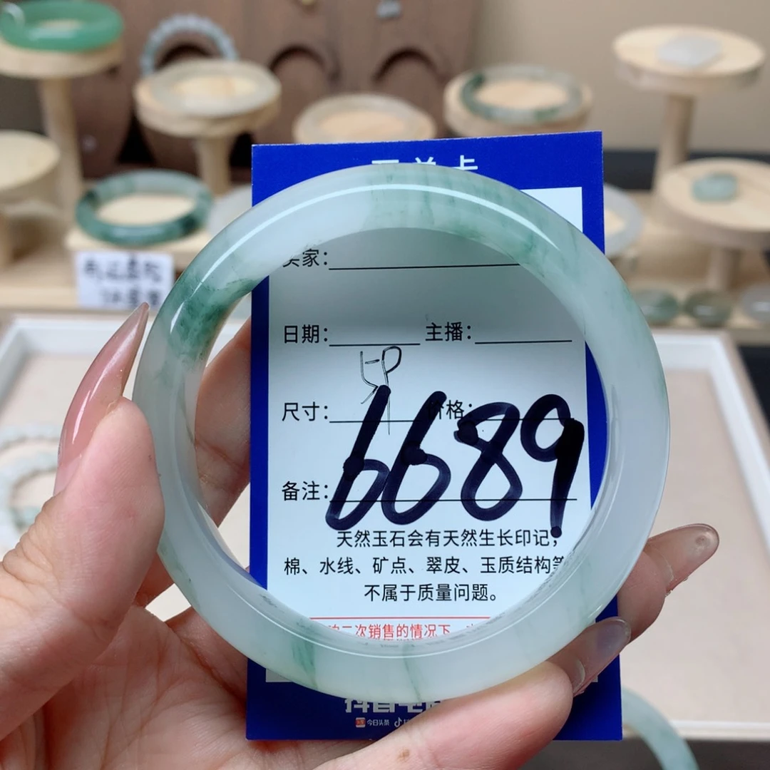 多***。石英质玉手镯未镶嵌