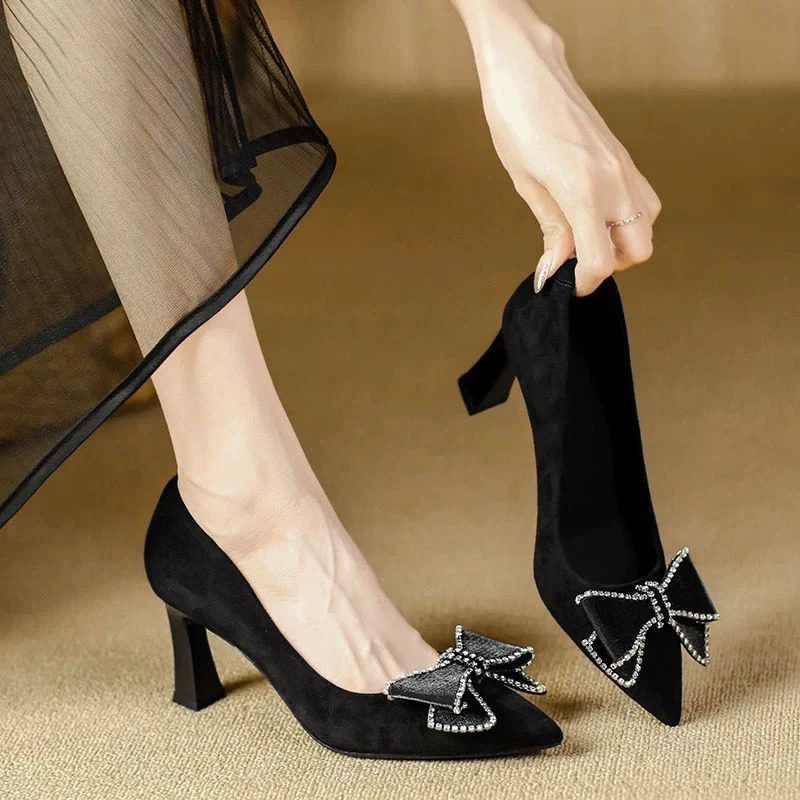 高跟单鞋女2025年新款蝴蝶结水钻浅口尖头粗跟黑色绒面通勤工作鞋