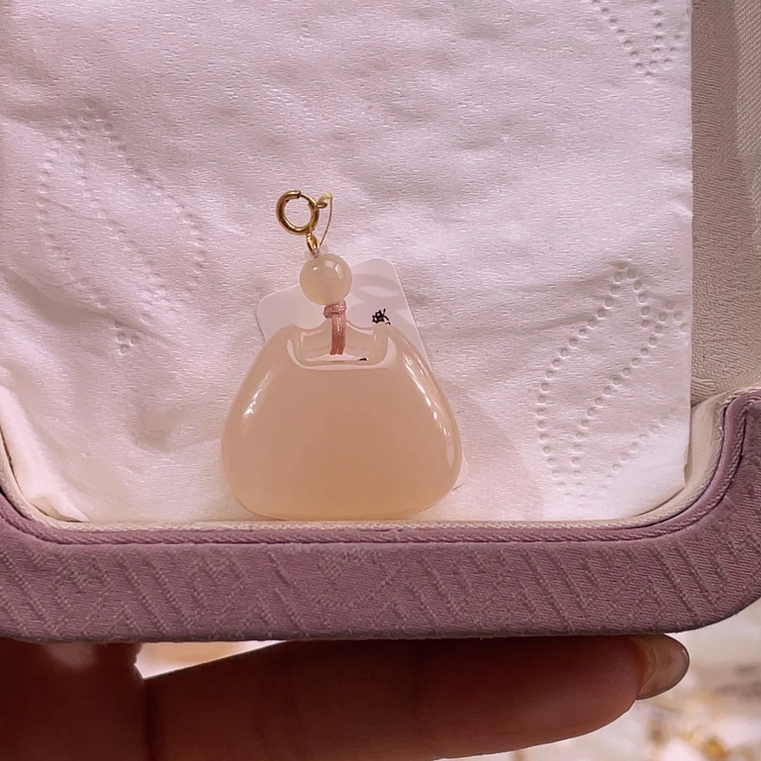 吊坠(不含链)18K金镶嵌和田玉藕粉熟粉锁包