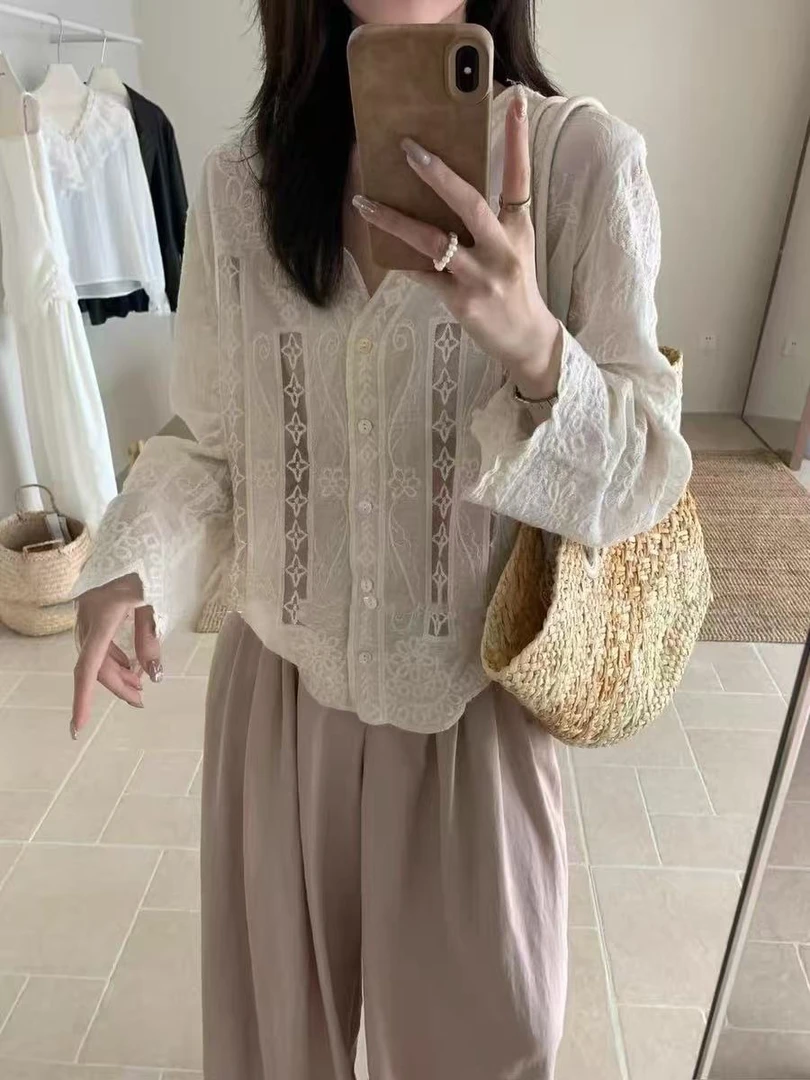 高级感蕾丝刺绣v领衬衫秋季新款温柔洋气减龄女宽松长袖上衣1099
