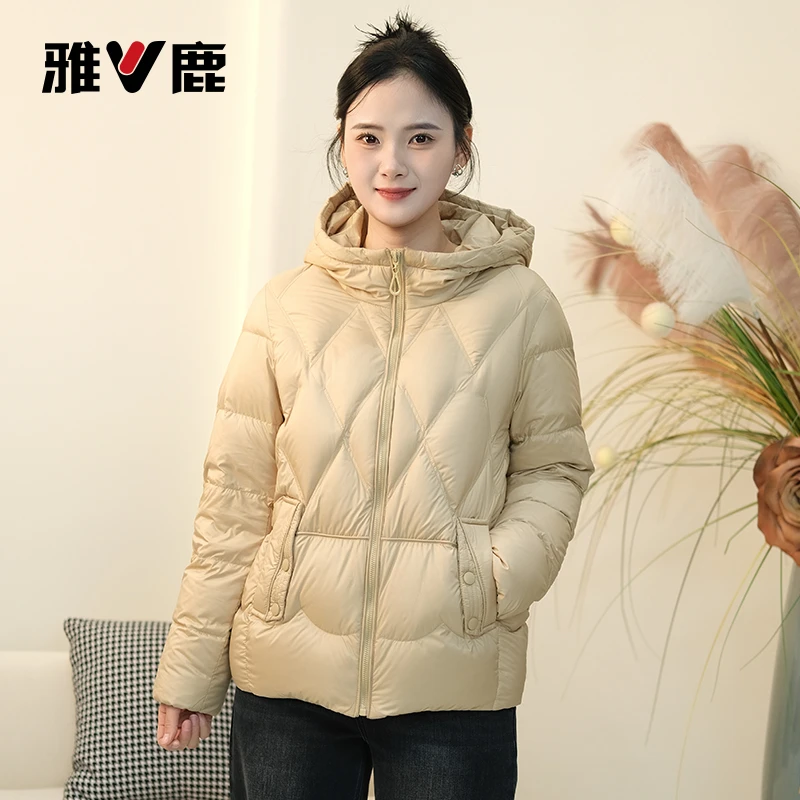 V/雅鹿秋冬时尚舒适休闲连帽精致中厚款90白鸭绒羽绒服女