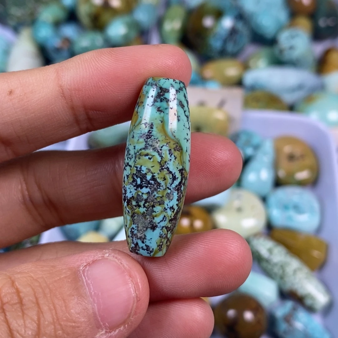 绿松石未镶嵌颈饰