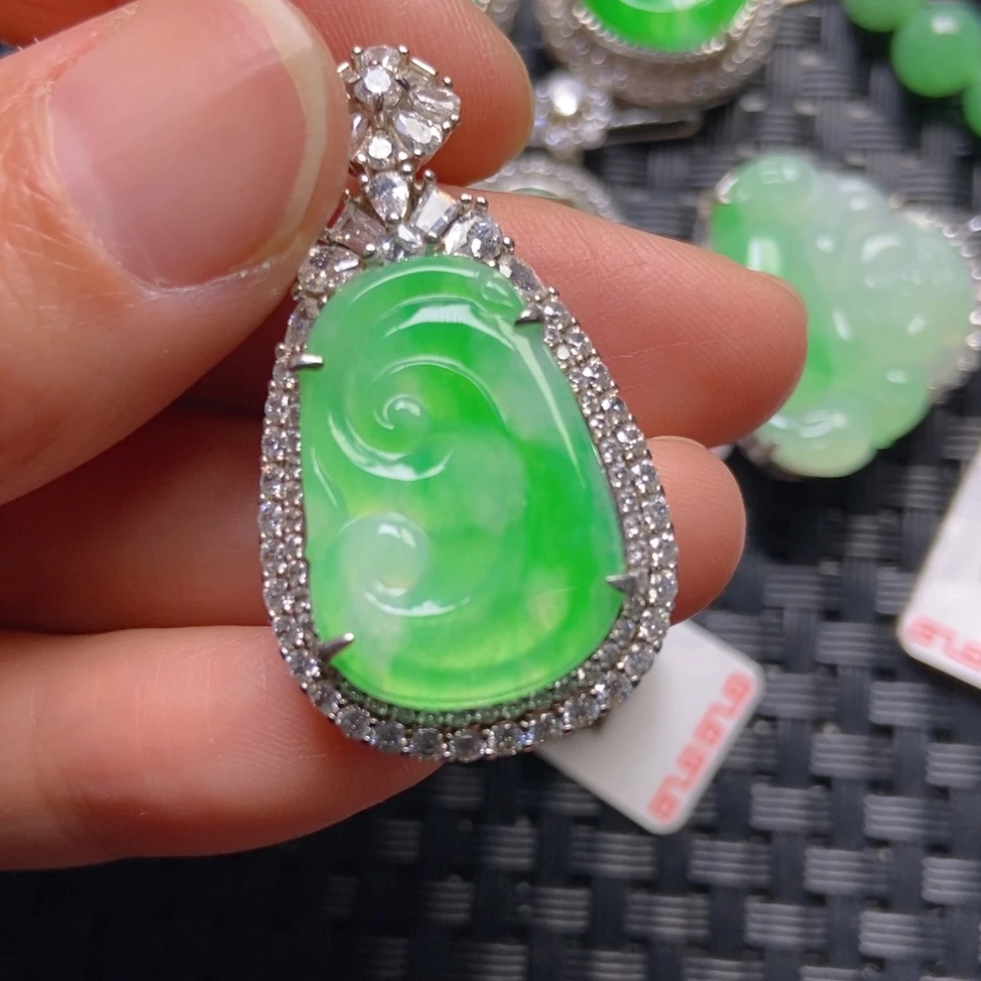 翡翠银S925镶嵌颈饰如意吊坠