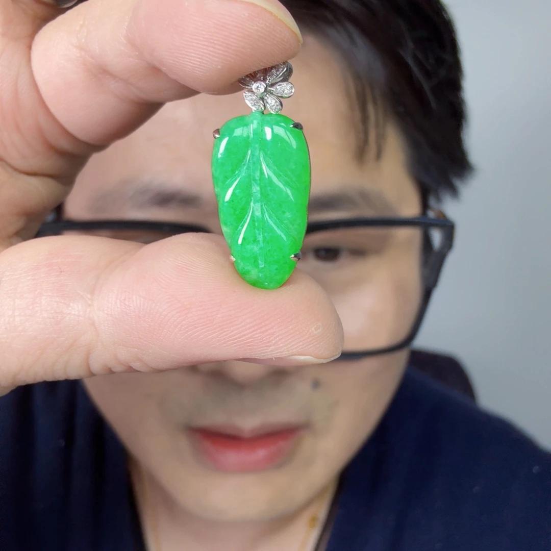 翡翠18K金镶嵌颈饰一件