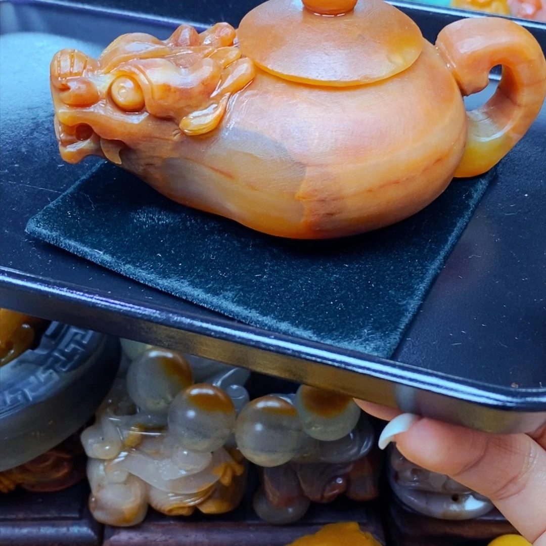 未镶嵌石英质玉（黄龙玉）颈饰