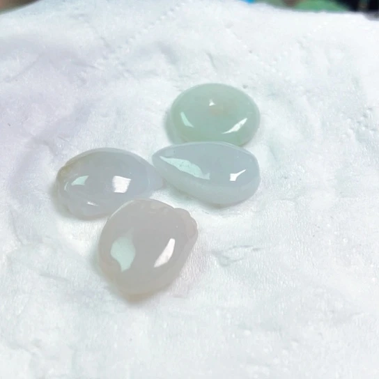 翡翠颈饰未镶嵌心***?吊坠