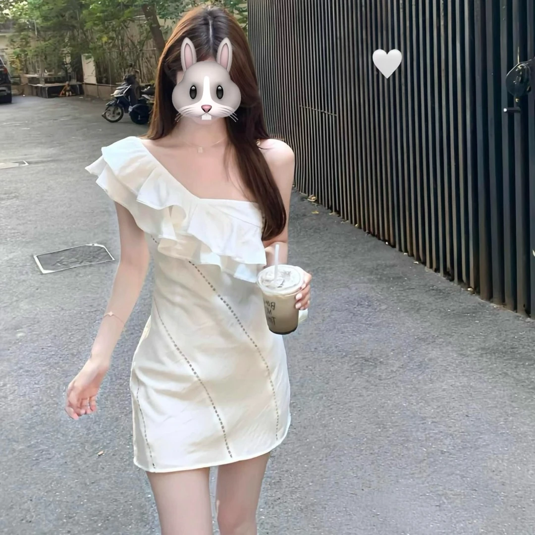 法式白色荷叶边斜肩连衣裙女夏季设计感无袖收腰修身气质短款裙子