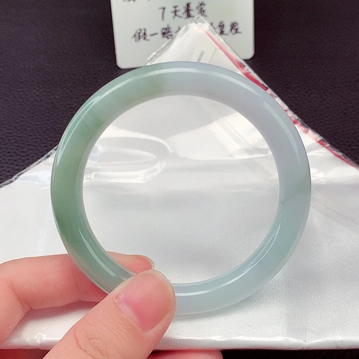 翡翠手镯未镶嵌翡翠