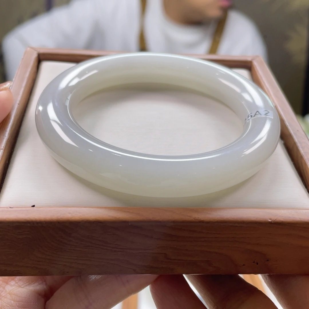 和田玉未镶嵌手镯56圈