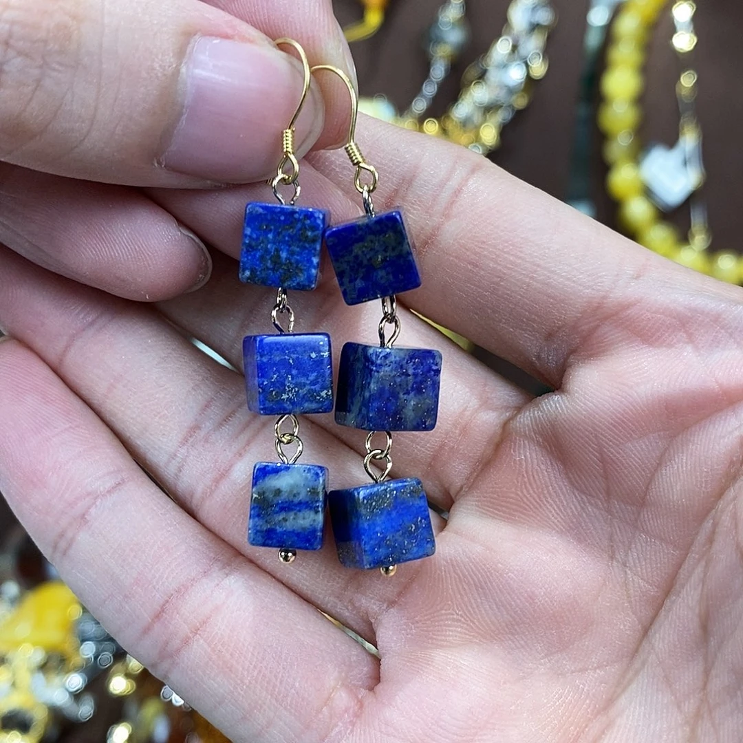 琥珀未镶嵌颈饰多人