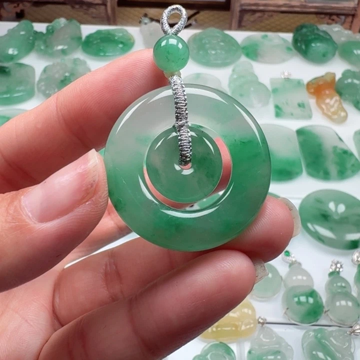 颈饰未镶嵌石英质玉