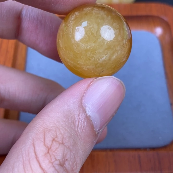 未镶嵌琥珀裸石布***克微瑕83