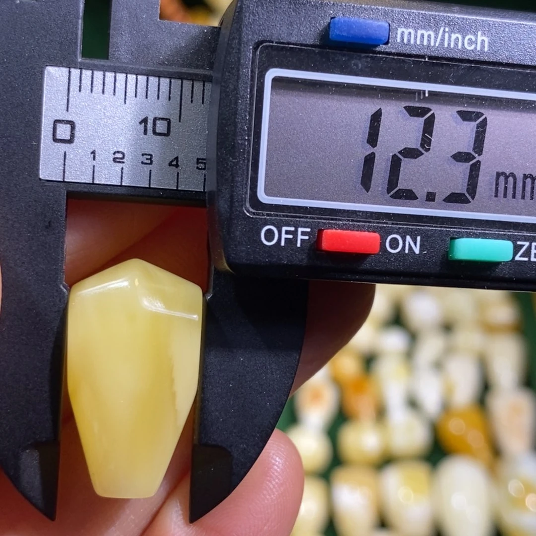 蜜蜡未镶嵌裸石微瑕