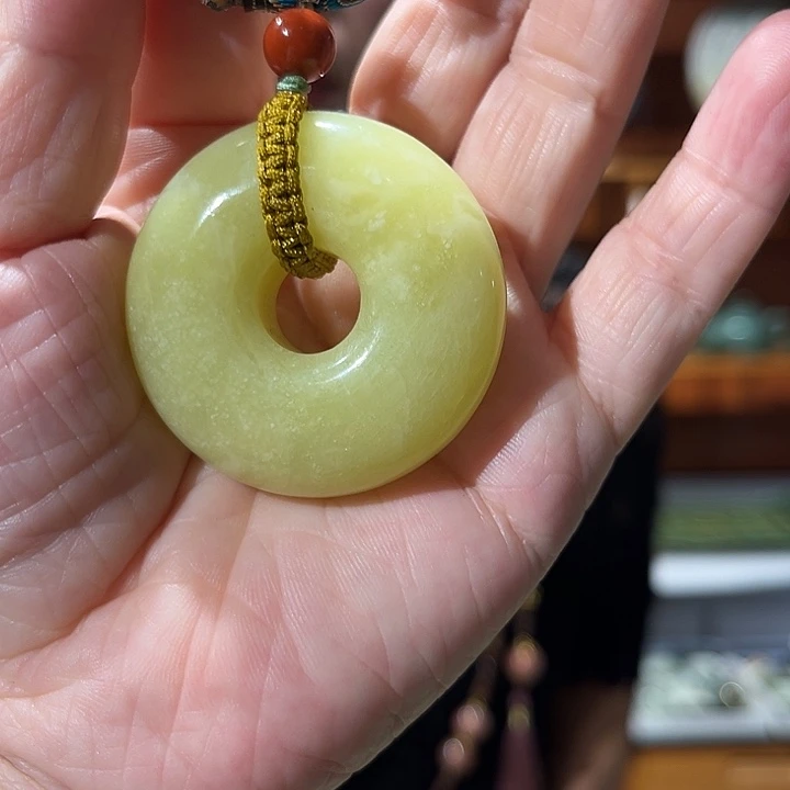 足铂镶嵌岫玉毛衣链