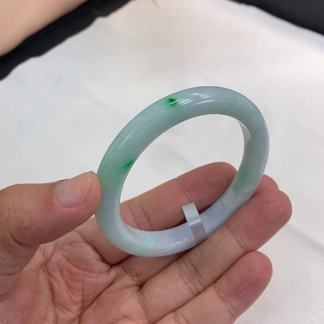 翡翠手镯未镶嵌洒阳绿淡春彩