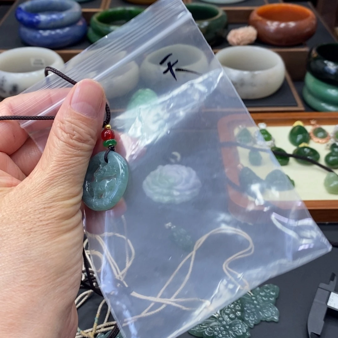 天***莲翡翠未镶嵌颈饰吊坠