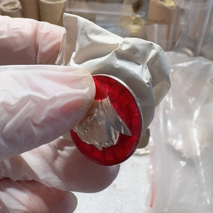 其他普通金属1对，2枚山东毛章如图