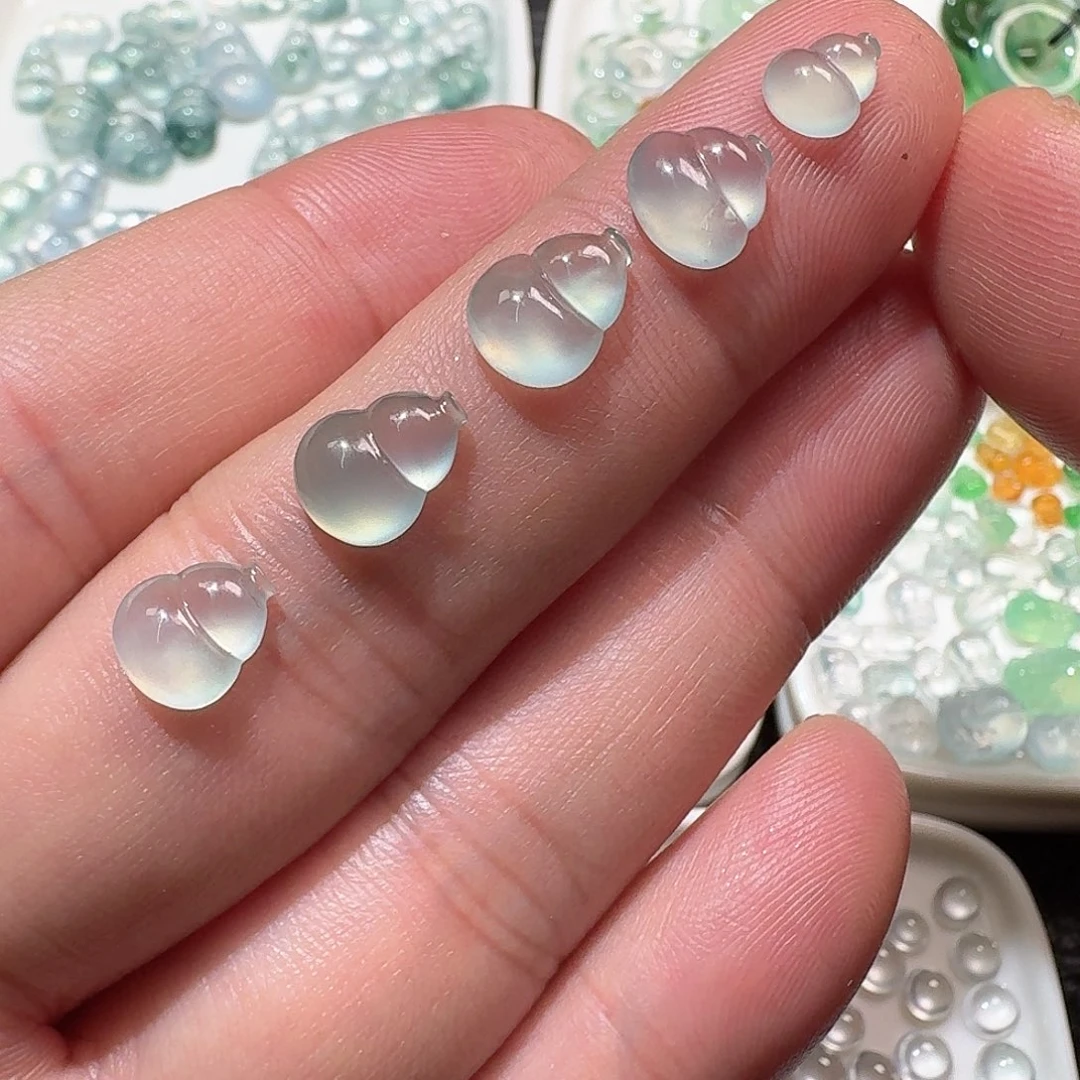 翡翠未镶嵌颈饰葫芦