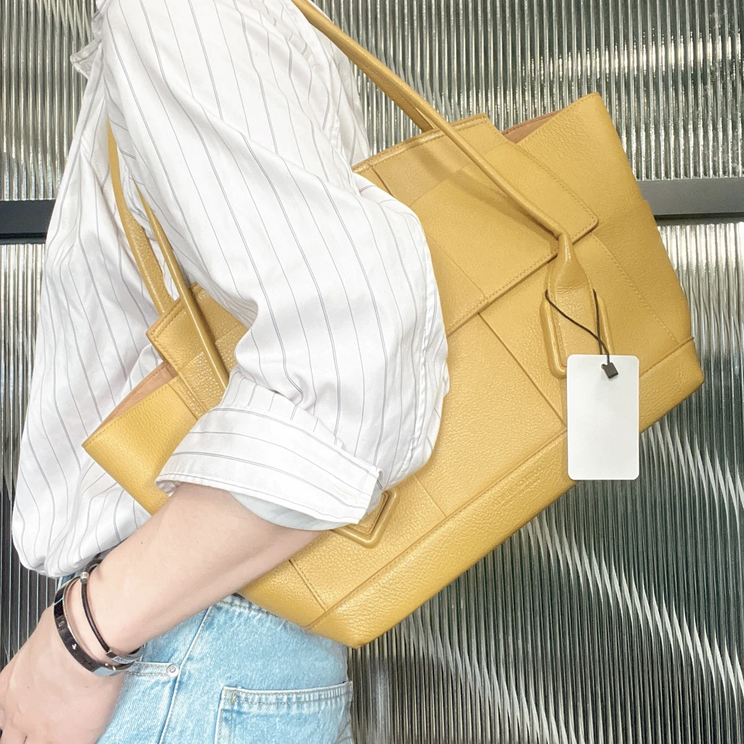 95新 BOTTEGA VENETA/葆蝶家 【龙】42QQ01黄色大号arco单肩包