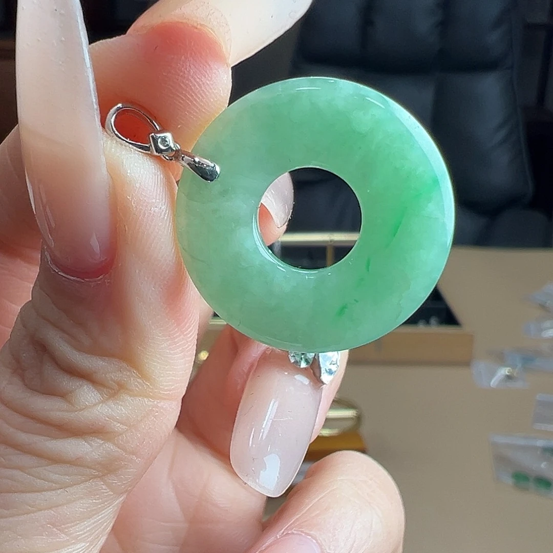 翡翠18K金镶嵌颈饰吊坠