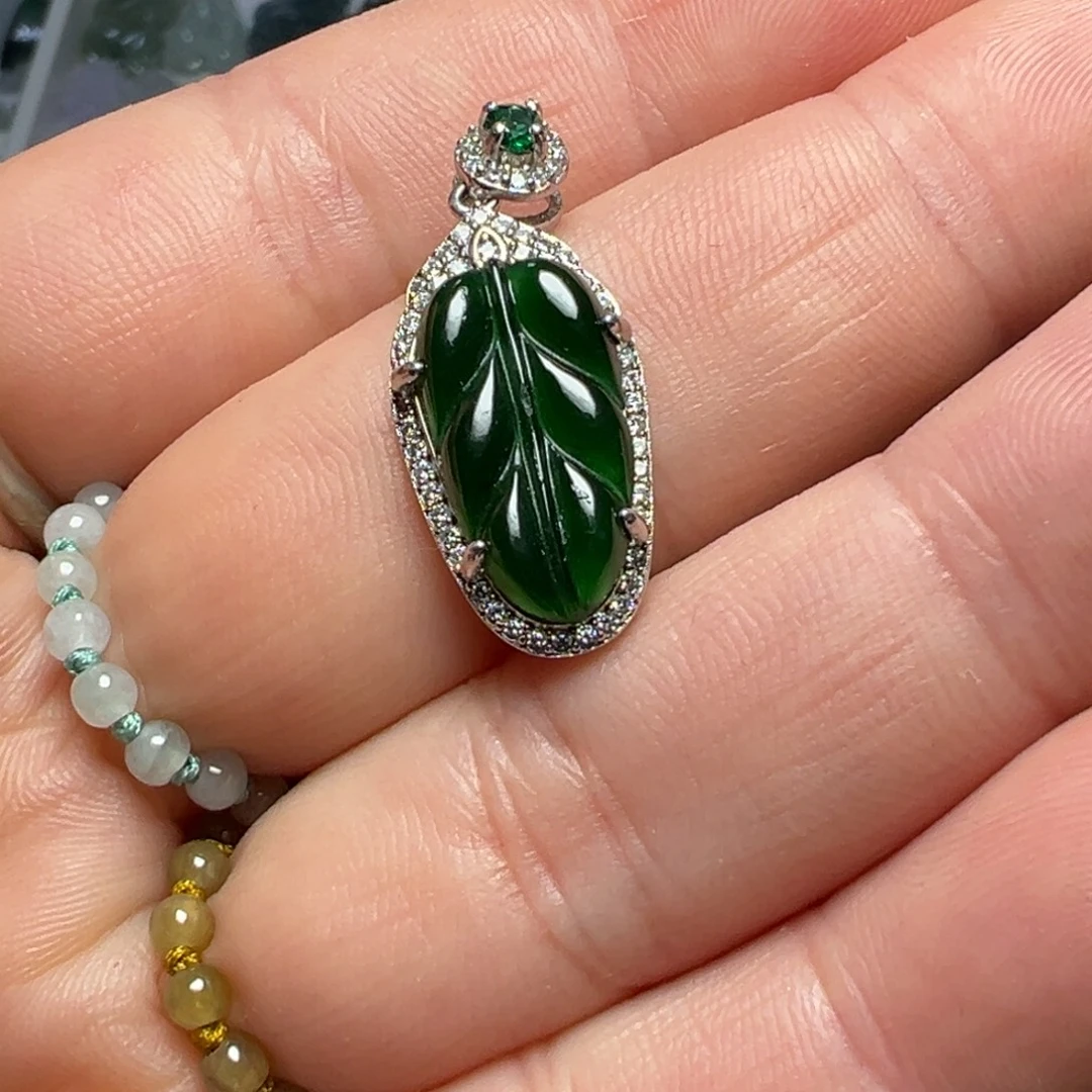 翡翠银S925镶嵌颈饰叶子吊坠一个