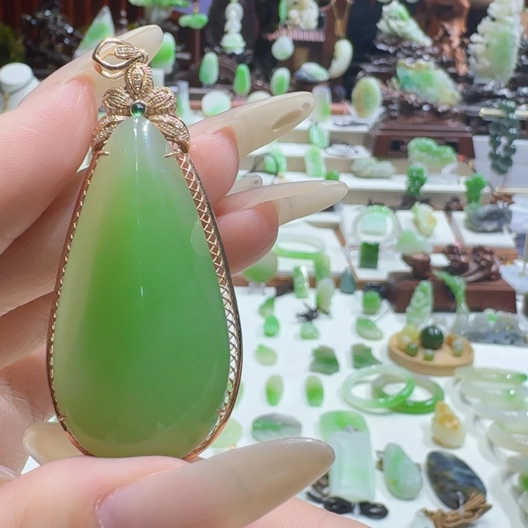 和田玉（翠青玉）18K金镶嵌挂件翠青水滴