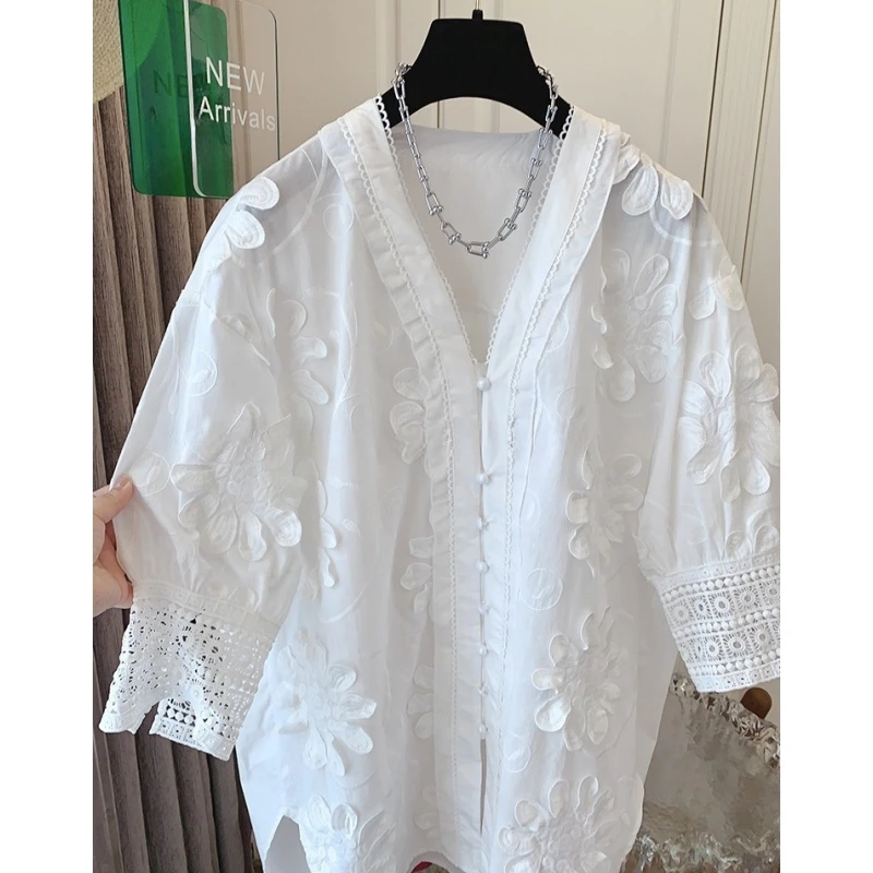 女夏季新款高级感法式气质时尚宽松花朵蕾丝V领白色短袖衬衫上衣