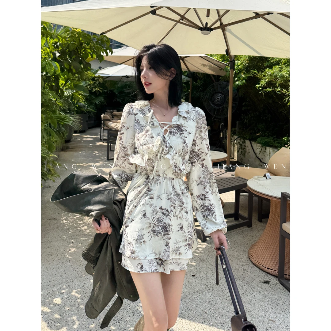 【维多利亚画廊 】复古浪漫V领荷叶边长袖短款层次连衣裙