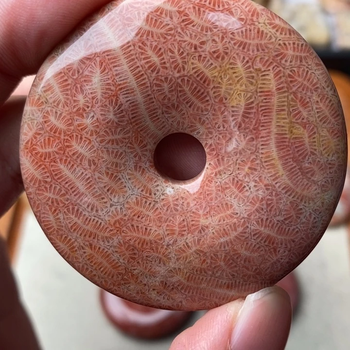 硅化玉颈饰足金镶嵌黄****蹊