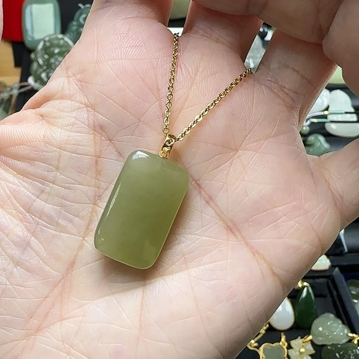 颈饰18K金镶嵌和田玉做****王