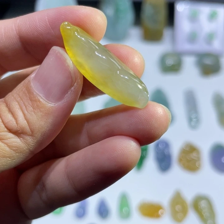 翡翠未镶嵌颈饰豆子