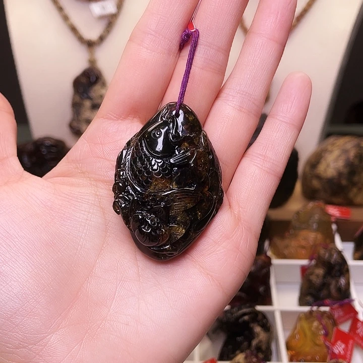 琥珀未镶嵌裸石抚顺琥珀黑花蜡鱼牌68