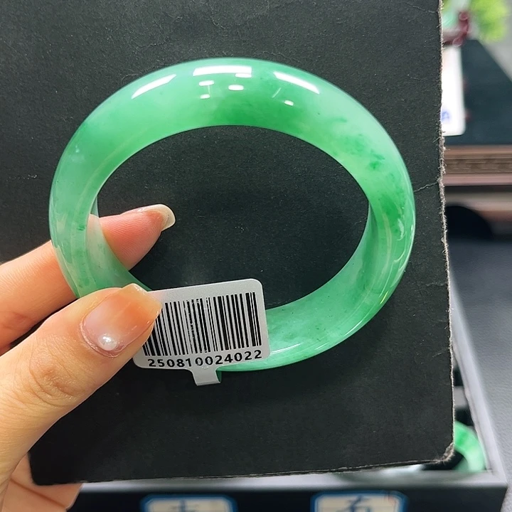夏***荷石英质玉（非洲翠）未镶嵌手镯