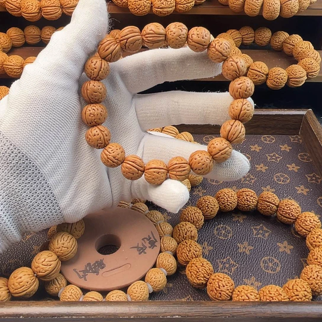 文玩核桃手串红魔豆子