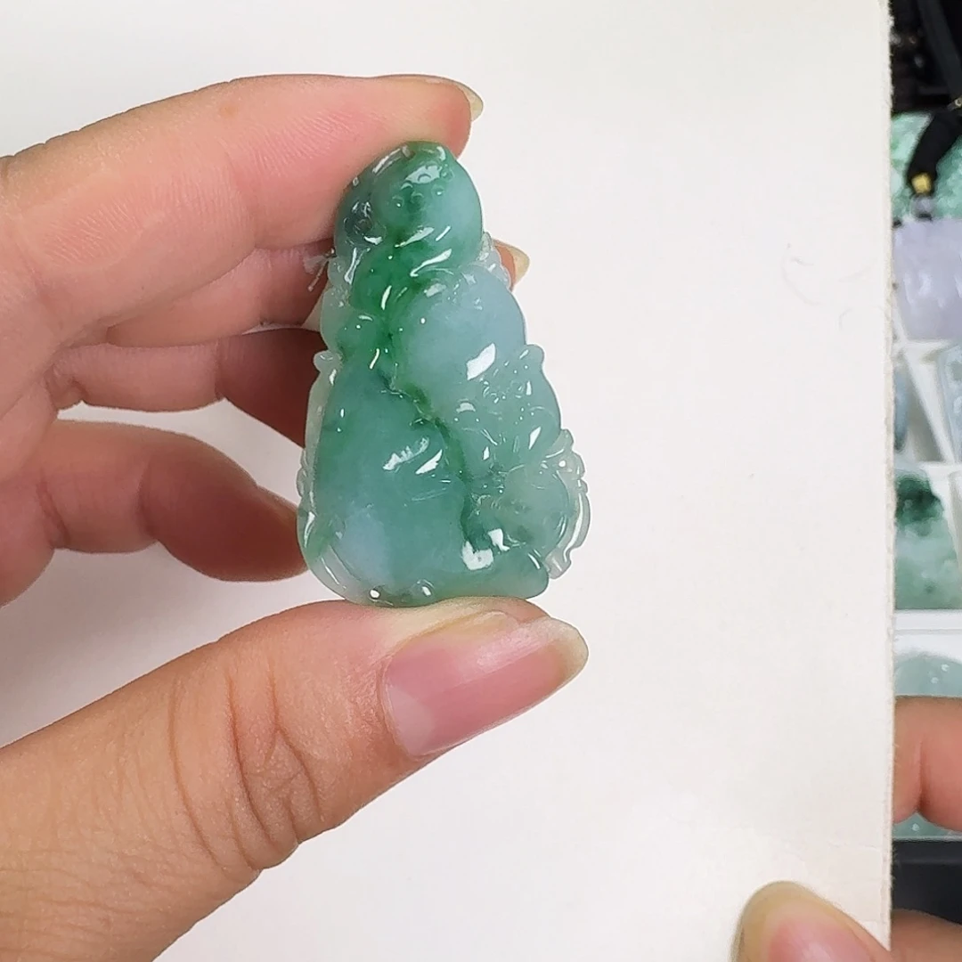 翡翠未镶嵌颈饰上***?如意