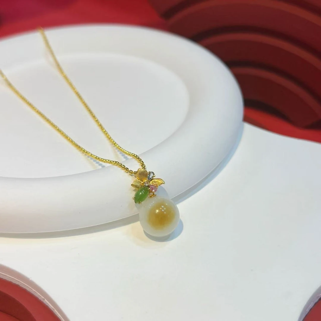 18K金三叶花马眼扣头13mm糖白转运珠吊坠HNZ11399