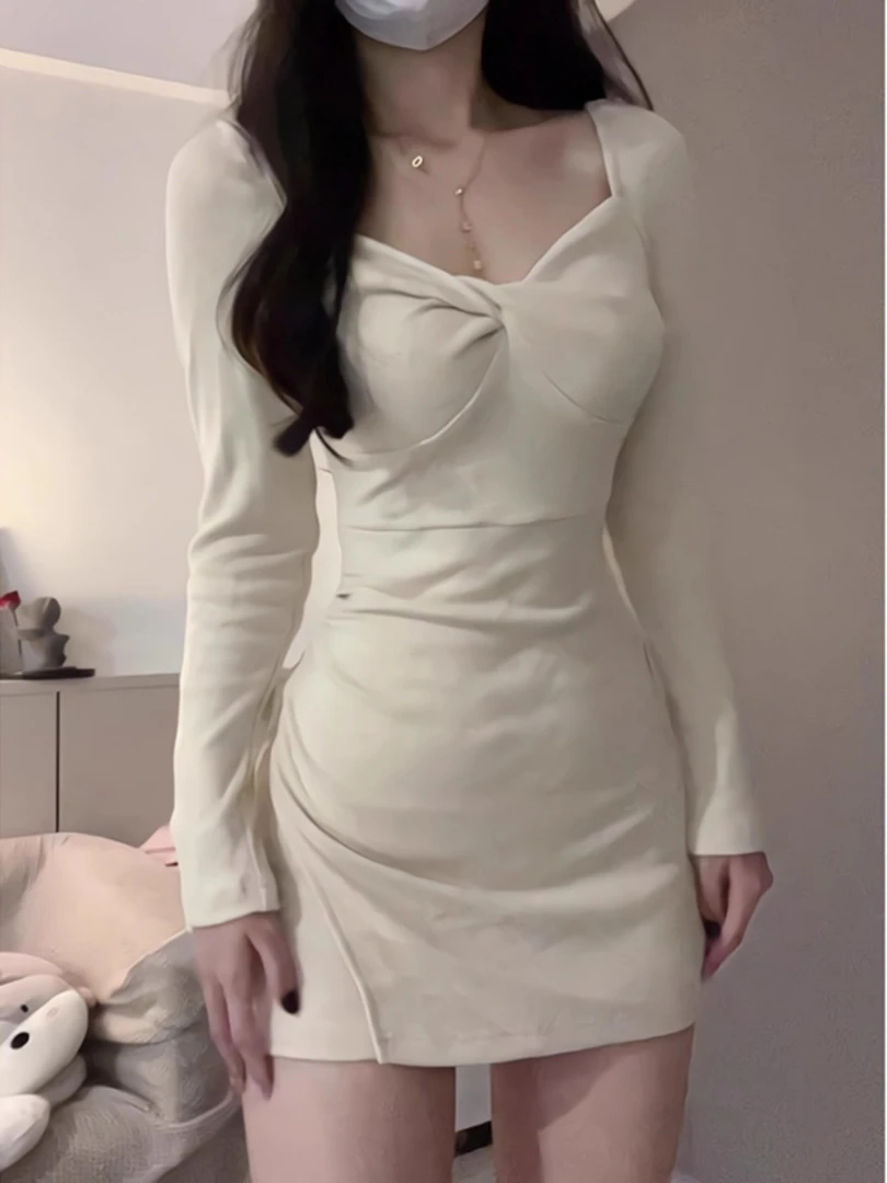 纯欲风扭结别致独特包臀裙女秋冬甜辣气质收腰今年流行打底连衣裙